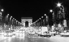 Champs Elysees Pariisi source:http://www.flickr.com/photos/hugo/38684433/